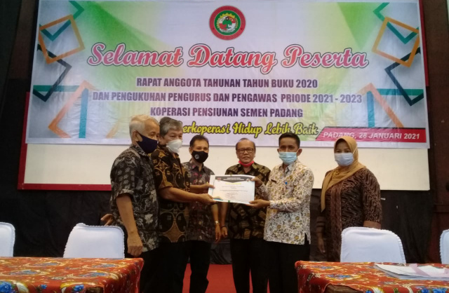 Penyerahan piagam penghargaan oleh Dinas Koperasi Kota Padang kepada Kopensepa atas RAT yang diselesaikan tepat waktu selama dua tahun berturut-turut