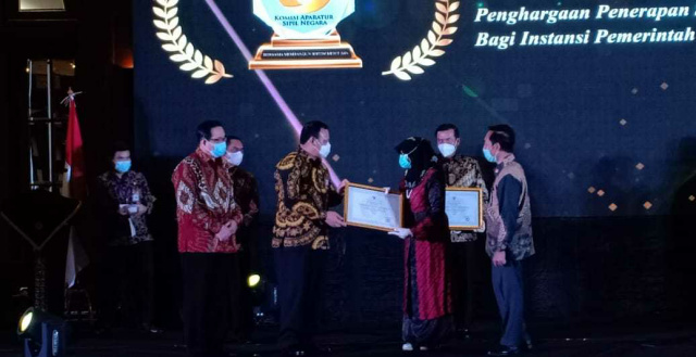 Pemko Bukittinggi terima Anugerah Meritokrasi Tahun 2021 dari Komisi Aparatur Sipil Negara (KASN).