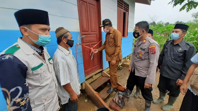 Camat Pagai Selatan Andar Sabelau melakukan pengguntingan pita peresmian pemakaian rumah dai binaan UPZ Baznas Semen Padang