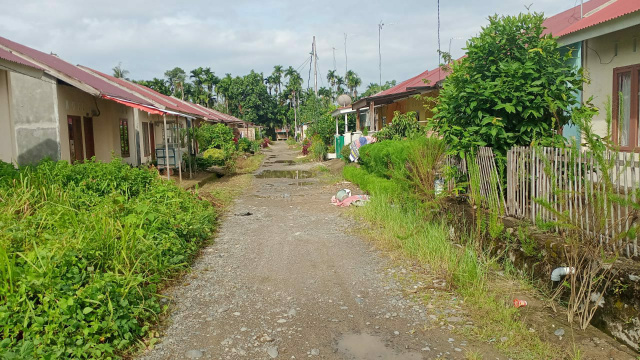 Suasana komplek perumahan Abi Singgalang di Nagari Kasang, Kecamatan Batang Anai, Kabupaten Padang Pariaman, Sumatera Barat, Sabtu (30/1/2021). 