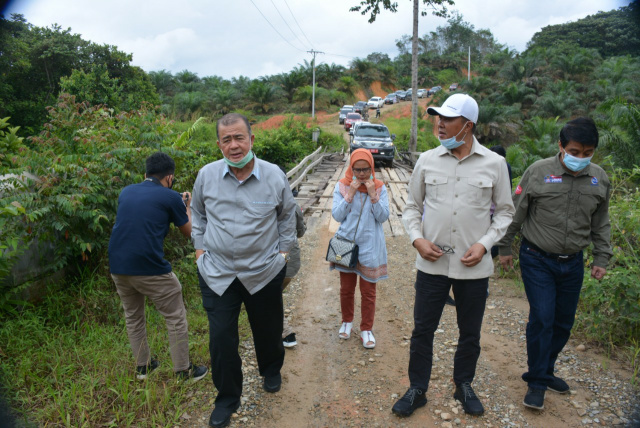 Wakil Gubernur Sumatera Barat Nasrul Abit bersama Asisten Deputi Kemenko Maritim dan Investasi, Djoko Hartoyo kembali melanjutkan peninjauan jalan yang mengabungkan dua Kabupaten Solok Selatan dengan Dharmasraya