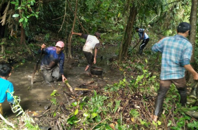 Suasana saat warga Pulai bersihkan parit