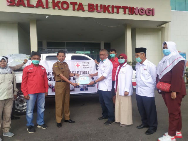 Asisten I Nofrianto. Ch. melepas tim PMI Bukittinggi untuk menyerahkan bantuan bagi korban banjir di Kota Solok.