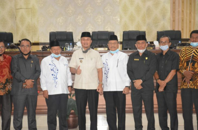 Pimpinan DPRD Agam bersama Wakil Bupati dan pasangan Bupati dan Wakil Bupati Agam terpilih.