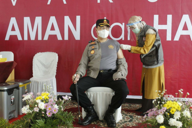 Kapolres Dharmasraya AKBP Aditya Galayudha Ferdiansyah, S.I.K, M.T, saat disuntik vaksin. 