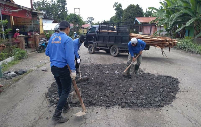 Perbaikan jalan di Payakumbuh.