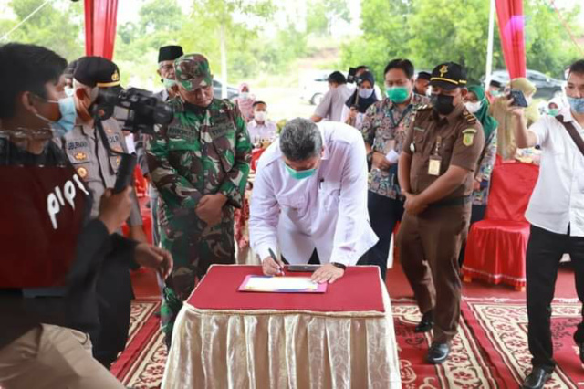 Walikota Solok Zul Elfian menandatanganan prasasti Galeri 88.