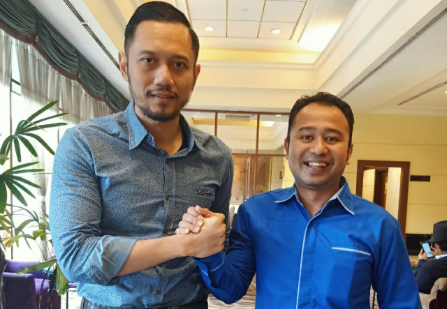 Ketua DPC Demokrat Pasaman, Rudi Apriasi bersama AHY