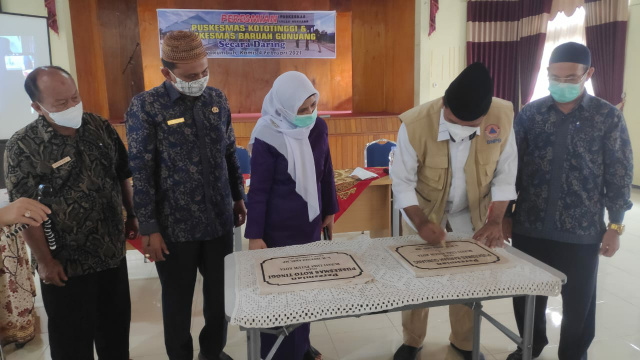 Bupati Limapuluh Kota Irfendi Arbi ketika meresmikan dua puskesmas.