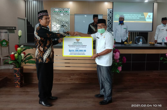 Penyerahan zakat muqayyad dari Baznas Tanah Datar kepada Kakankemenag.