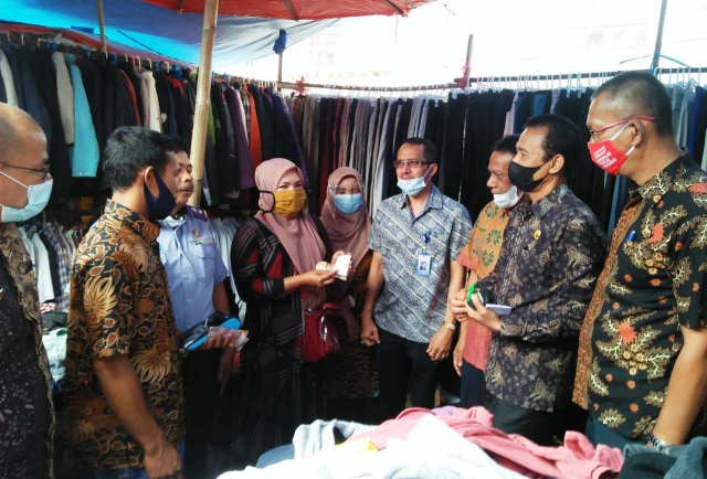 Kepala Cabang Bank Nagari Batusangkar Oktra Firdaus kunjungi pasar Batusangkar, Tindak Lanjuti MoU, Dinas Koperindag Launching e-Retribusi Pasar.
