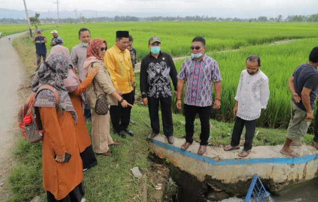 Rombongan Komisi IV DPRD Sumbar ketika meninjau Irigasi yang jebol.