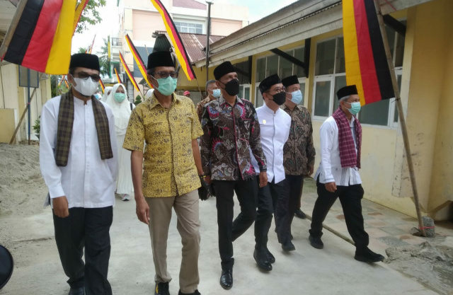 Gubernur Irwan Prayitno didampingi Direktur RSMN drg Basyir Busnia (kiri) saat tiba di lokasi Mesjid Al Mustasyfa.