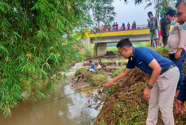 Wakil Walikota Payakumbuh Erwin Yunaz saat membuka mancing mania di Banda Sakali.