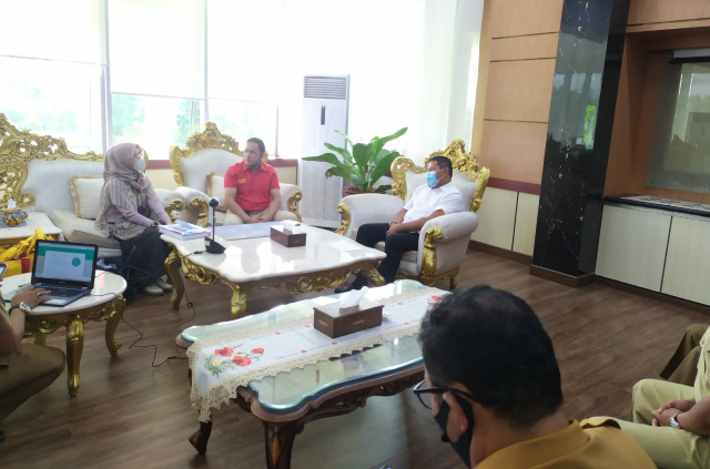 Wako Bukittinggi Ramlan Nurmatias diruang kerjanya Senin (8/2) menerima perwakilan dari PT Indosat Tbk dan PT Aplikanusa Lintasarta.