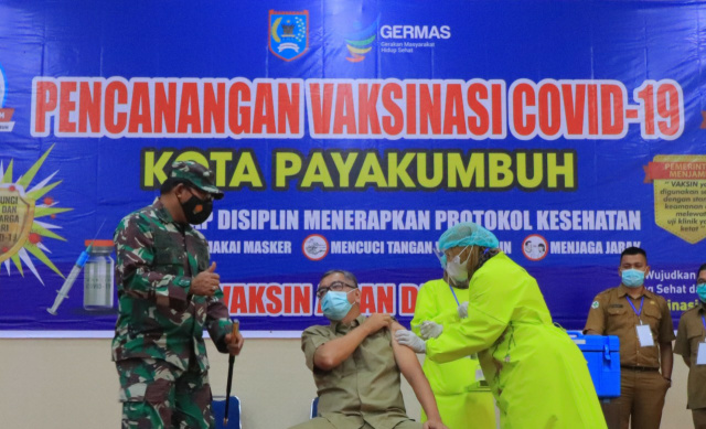 Walikota Payakumbuh Riza Falepi saat disuntik vaksin covid-19.
