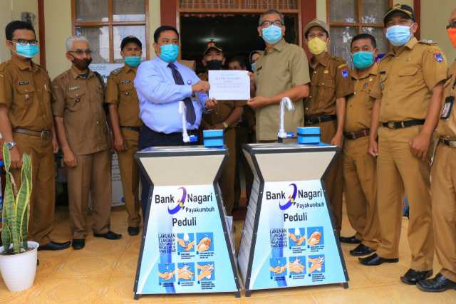 Kepala Cabang Bank Nagari Payakumbuh Havid Dauli menyerahkan westafel kepada Walikota Riza Falepi