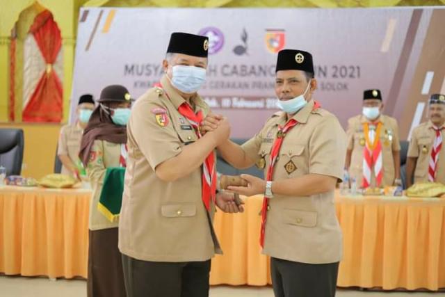 Kamabicab Pramuka Kota Solok Zul Elfian salam komando dengan Kakwarcab Pramuka Kota Solok Reinier.