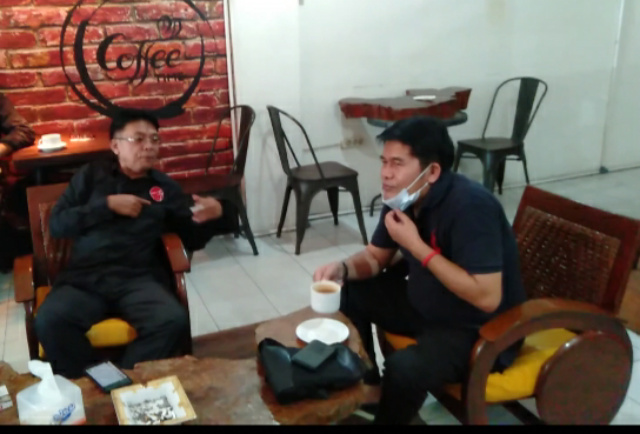 Dirut Transnet Padang Darmawi bersama Taufik Effendi founder Minangsatu sewaktu wawancara di salah satu kedai kopi Jalan Veteran