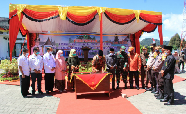 Bupati Solok Gusmal menandatanganan prasasti Gedung baru BPBD dan Kantor Camat Gunung Talang.