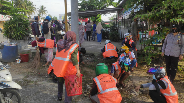Pelanggar protokol kesehatan mendapat sanksi sosial membersihkan lingkungan.
