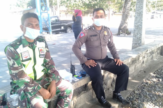 Aparat TNI dan Polri mengawasi keramaian Pantai Padang saat Imlek