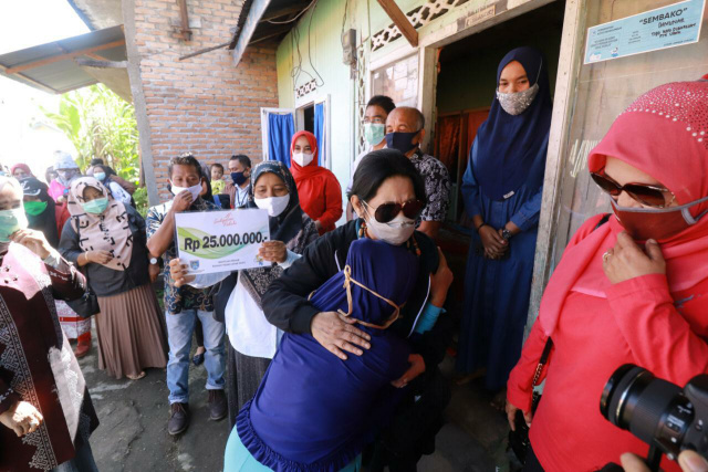 Indo Jalito saat menyerahkan bantuan bedah rumah.