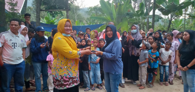 Anggota DPRD Pasaman, Eka Hariani tutup turnamen volley