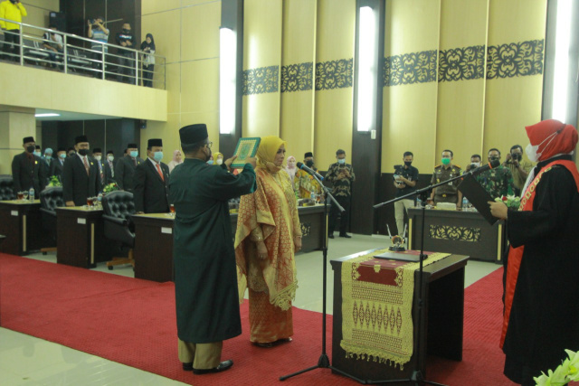 Ketua Pengadilan Negeri Solok Novrida Diansari ketika mengambil sumpah jabatan Nurnisma sebagai Ketua DPRD Kota Solok.