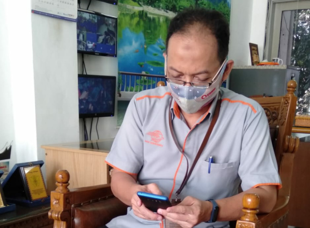 Sartono Kepala Kantor Pos Kota Padang sewaktu diwawancarai Minangsatu diruang kerjanya Senin (15/02/2021).