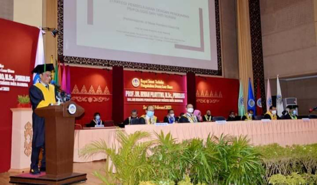 Prof. Irwan Prayitno sampaikan orasi ilmiah saat pengukuhan sebagai guru besar FIP UNP.
