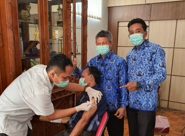 Wadir Umum & SDM RSMN, dr H Elfahmi, Sp THT (berdiri, kiri), saat menyaksikan vaksinasi Kepala IPS Non Medis rumah sakit itu, Iskandar.