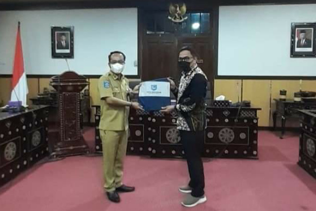 Asisten Perekonomian dan Pembanguman Jefrizal menerima cendra mata dari L Martawang.