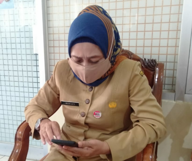 Indriati, Kepala Bidang Penanganan Fakir Miskin di ruangan kantor Dinas Sosial Kota Padang 