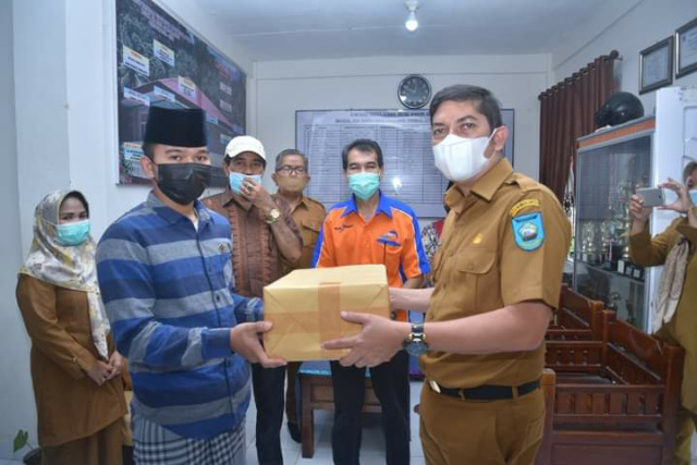 Walikota Sawahlunto Deri Asta saat menyerahkan bantuan