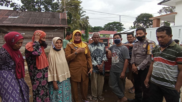 Kakek tuna rungu Biok yang mengumpulkan uang ratusan juta rupiah dalam karung goni. 