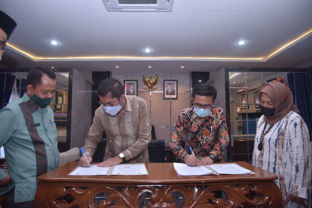 Walikota Sawahlunto Deri Asta menandatangani nota kesepahaman tersebut bersama Rektor Universitas Taman Siswa Padang, Sepris Yonaldi
