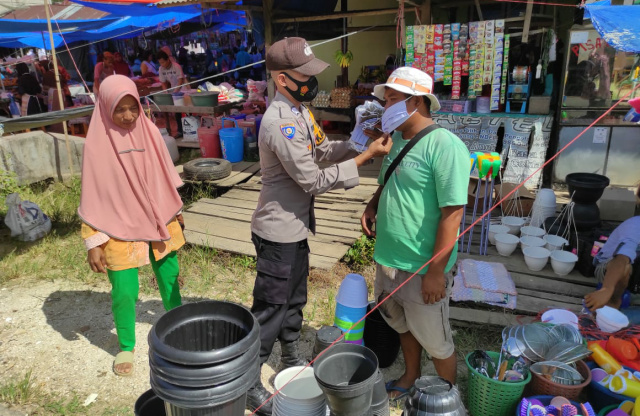 Bhabinkamtibmas Nagari Sopan Jaya, Kecamatan Padang Laweh, sosialisasi penerapan 5M kepada pengunjung pasar, agar tidak ada Klaster baru Covid-19 di wilayah kerjanya.