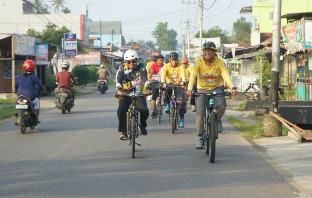 Pegawai Pemko Payakumbuh bersepeda ke kantor.