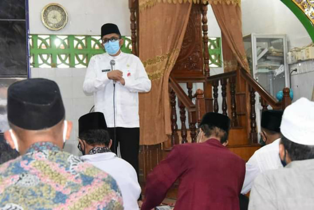 Wawako Padang Hendri Septa saat bersilaturahmi dengan jemaah Masjid Nurul Falah Kelurahan Bungus Barat, Kecamatan Bungus Teluk Kabung