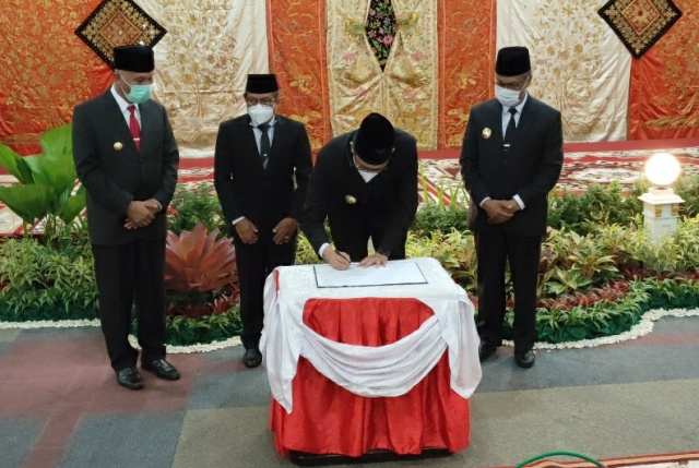 Gubernur Sumbar Mahyeldi menyaksukan sertijab Walikota Bukittinggi.