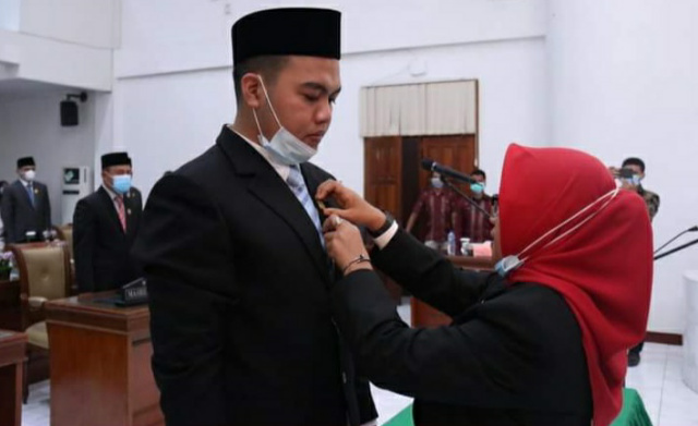 Ketua DPRD Kota Sawahlunto Eka Wahyu memasangkan pin saat pelantikan anggota DPRD PAW Ramon Liadi