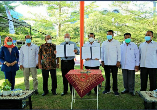 Rektor UNP Prof. Ganefri, pH.d meresmikan Palang Parkir dan Pintu Otomatik Kolam Renang Universitas Negeri Padang