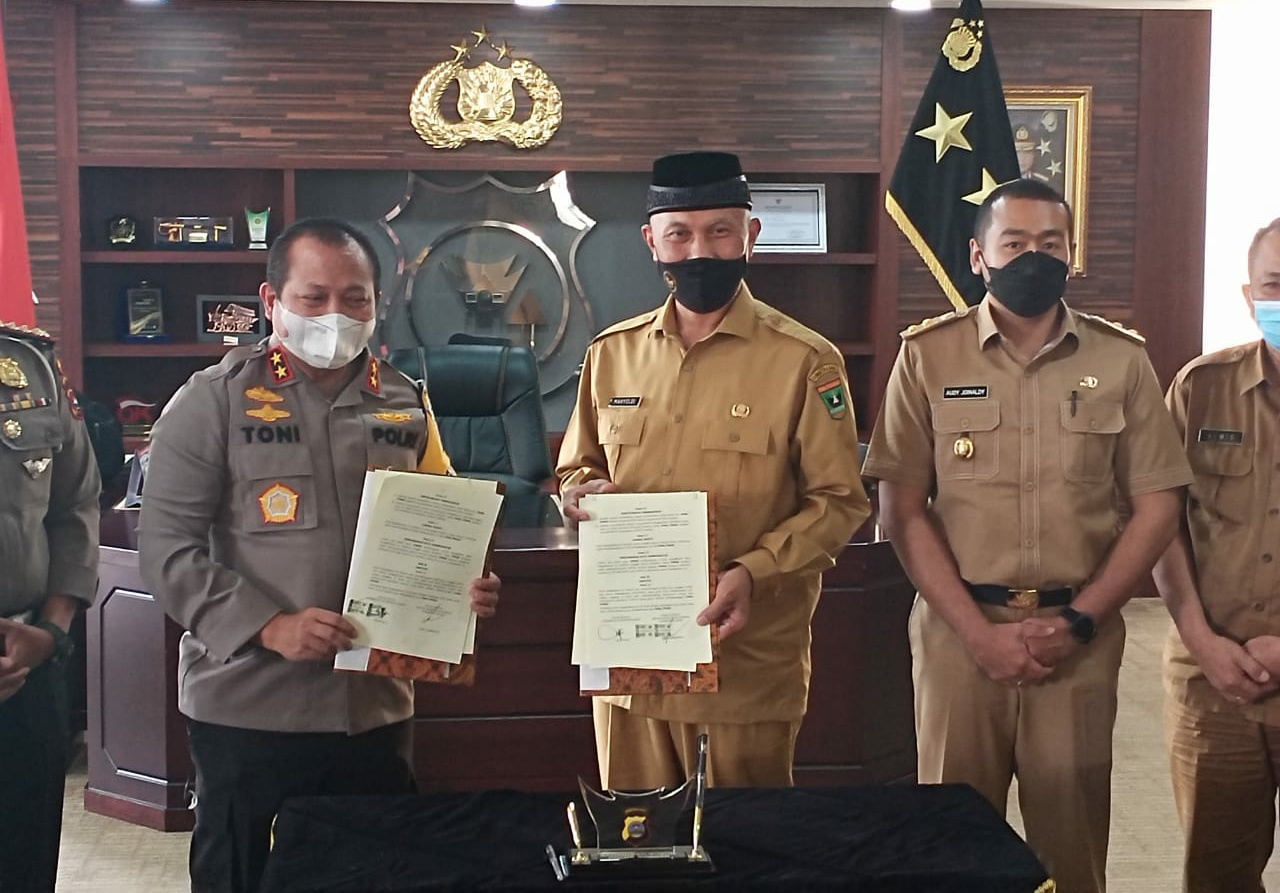 Gubernur Sumbar Mahyeldi bersama Wakil Gubernur Audy Joinaldi saat berkunjung ke Mapolda disambut Kapolda Irjen Pol Toni Harmanto  