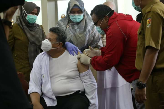Walikota Solok Zul Elfian jalani vaksinasi kedua.