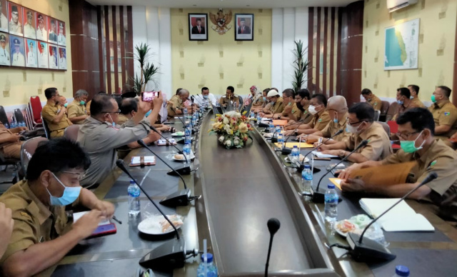 Bupati Rusma Yul Anwar didampingi Wabup, Rudi Hariyansyah ketika rapat dengan kepala perangkat daerah dan kepala bagian di lingkup Pemerintah Kabupaten Pesisir Selatan
