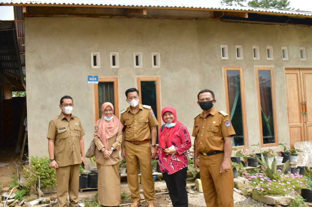 Wawako Payakumbuh Erwin Yunaz bersama Kemen PUPR saat meninjau pelaksanaan stimulan Rumah Swadaya 