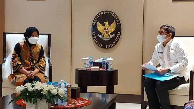 Menteri Sosial Tri Rismaharini saat menerima kedatangan Walikota Sawahlunto Deri Asta.