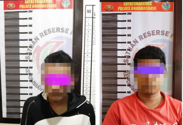 Kedua tersangka yang diamankan Satresnarkoba Polres Dharmasraya.