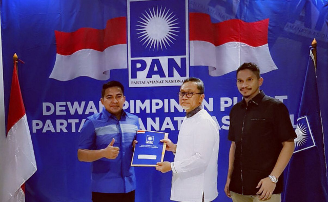 Ketua Umum Partai Amanat Nasional (PAN) Zulkifli Hasan, serahkan langsung SK Pengurus DPD PAN Dharmasraya kepada Ketua terpilih Ade Sudarman di Jakarta Jumat 5 Maret 2021.